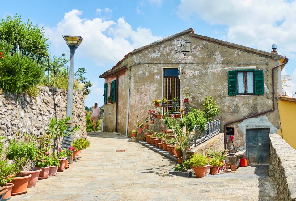 Un pequeño pueblo italiano te paga hasta 8 mil euros al año por vivir allí
