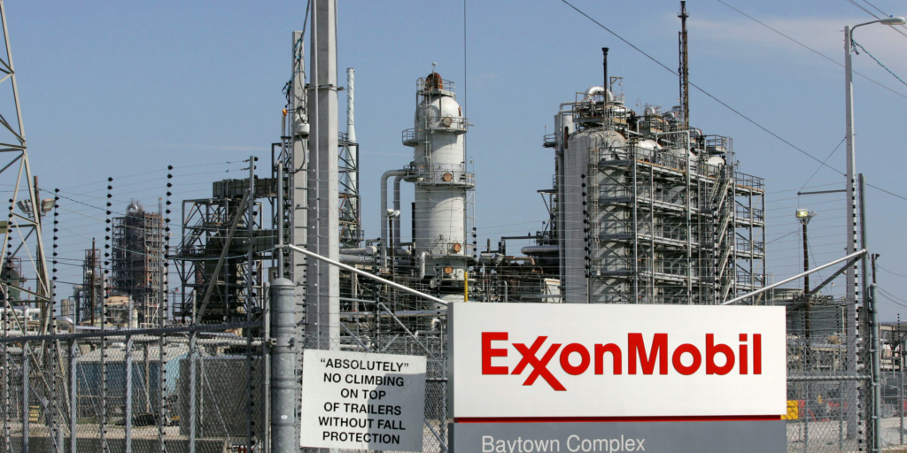 Exxon Mobile, según Bloomberg, es una de las gigantes estadounidenses que actualmente son calificadas como “firmas zombis”, debido a su incapacidad de generar recursos para cubrir sus propios gastos. 
