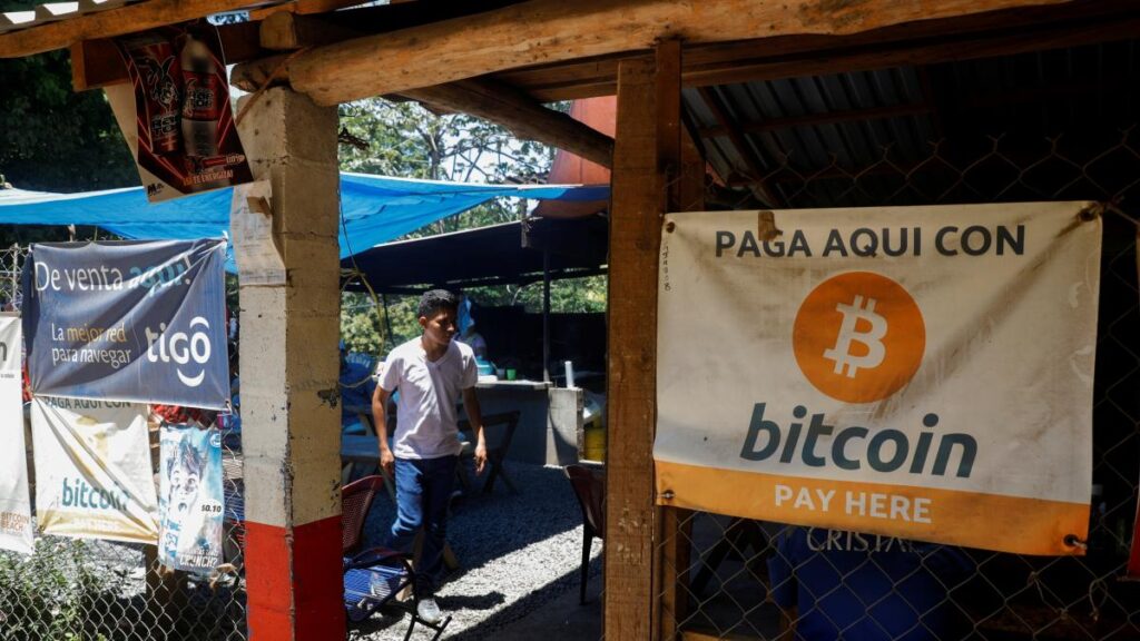 Convertir a Bitcoin en moneda de curso legal mediante una ley, degrada la visión sobre la economía de El Salvador, según la firma Moody’s. Fuente: La Vanguardia