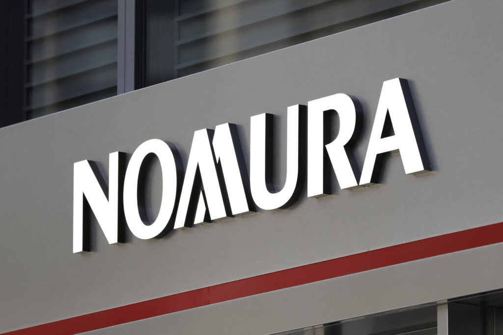 El banco japonés Nomura, es el que estima el menor porcentaje de crecimiento económico de China, el cual baja del 8.2% hasta 7.7%. Fuente: Japan Times