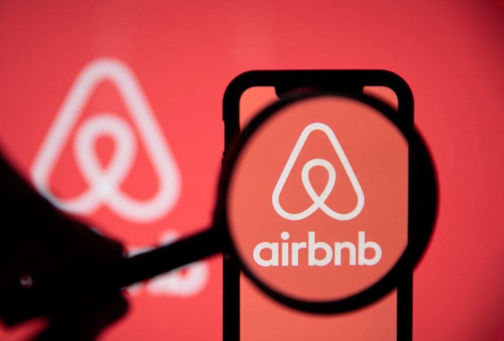 Con el traductor que Airbnb incluirá en su plataforma, la empresa busca brindar herramientas de fácil uso para el impulso de los viajes al exterior. Fuente: Caribbean News Digital
