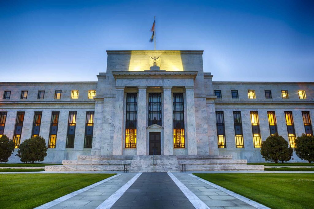 Para la Reserva Federal, la eliminación de los subsidios contempla por ahora solo la compra de deuda. La subida de las tasas de interés deberá esperar a que el mercado laboral “se encuentre en mejor forma”. Fuente: Debt.com