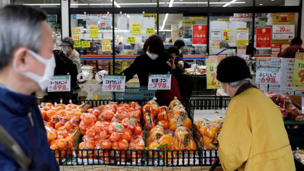 La baja en el consumo restó 0.9% al PIB. Junto a este, otros factores contribuyeron a la caída de la economía de Japón durante el tercer trimestre. Fuente: El Economista