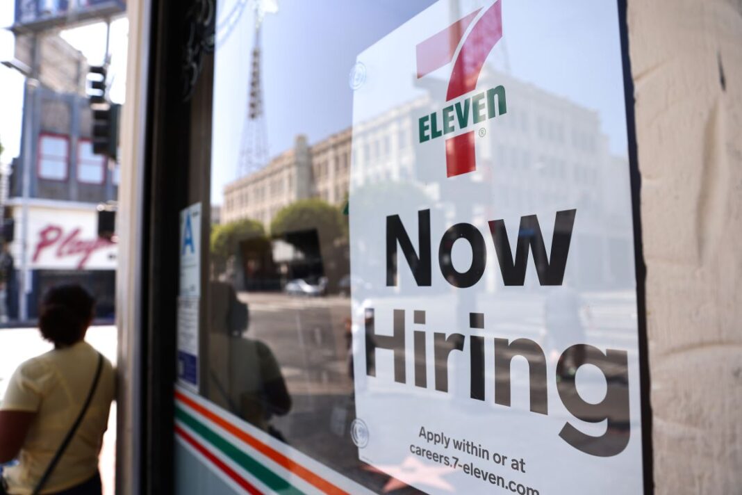 Desempleo bajó en diciembre en EE.UU., pero las nuevas nóminas apenas crecieron