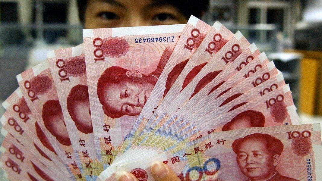 El yuan chino podría verse sometido a más presión, tras el sorpresivo recorte de las tasas de interés