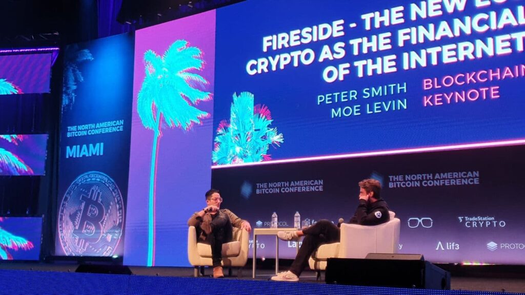 Durante la tercera jornada de la TNABC, Moe Levin conversó con Peter Smith de Blockchain.com acerca del forjamiento de una nueva economía liderada por las criptomonedas. Fuente: EQI