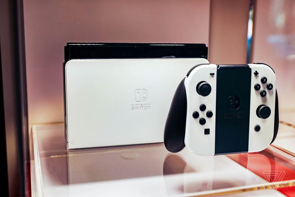 Aunque la consola de Nintendo, Switch, superó en ventas al Wii, el panorama para este año es incierto para la firma japonesa debido a la escasez de componentes. Fuente: The Verge
