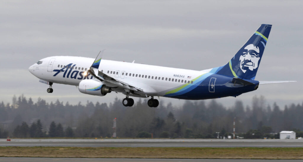 Aerolíneas como Alaska Air Group, anunciaron un recorte de sus vuelos de 5% para el primer semestre del año debido al aumento del combustible.