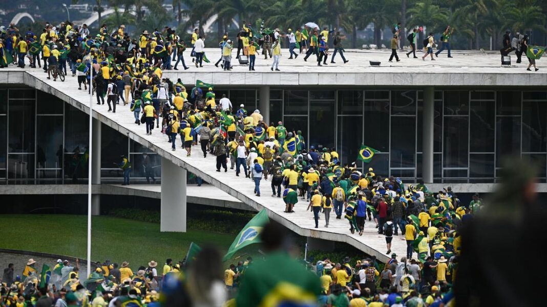 Simpatizantes de Bolsonaro invaden los tres poderes de Brasil y exigen cambio de gobierno