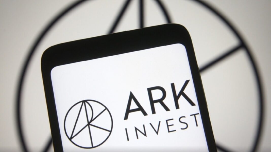 Ark Invest aprovecha la guerra cripto-SEC y compra más acciones de Coinbase